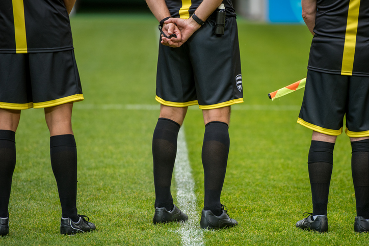 サッカーの審判服の選び方を紹介 アディダス ナイキ プーマのおすすめウェア5選も Sposhiru Com